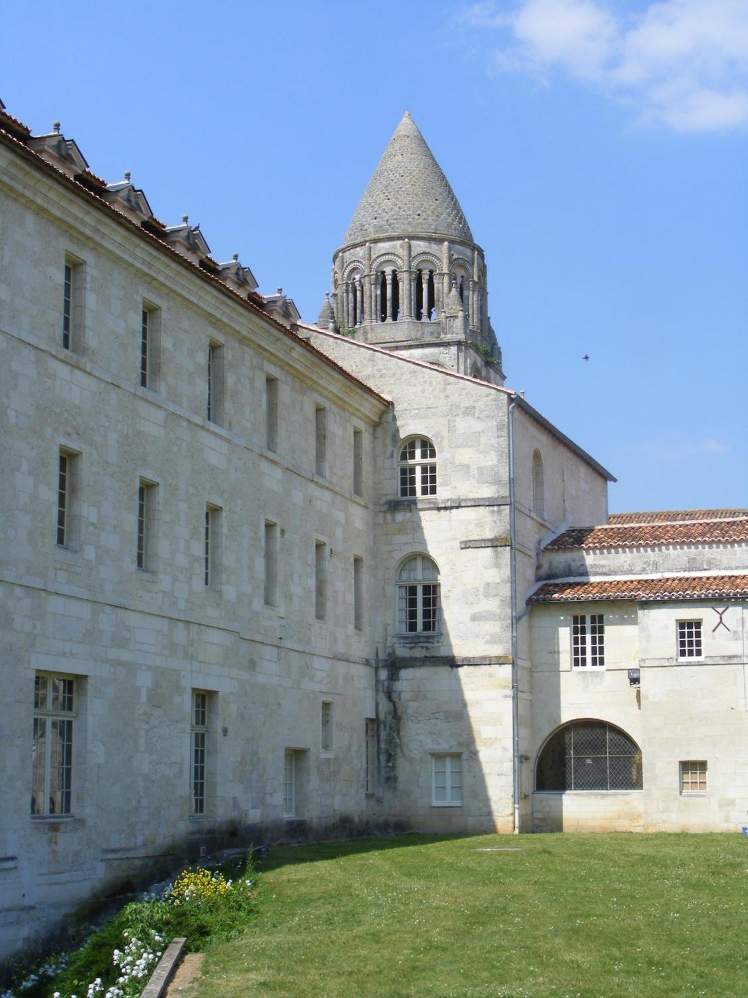 Les Chambres De L'Abbaye Saintes Exterior photo